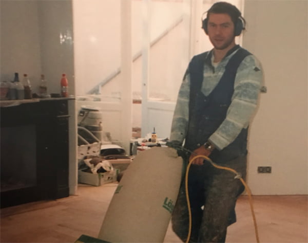 Anes-over-ons-visgraat-vloer-schuren-oude-foto