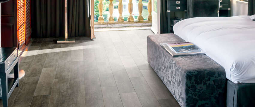 Donkere-PVC-planken-vloer-hotel-kamer