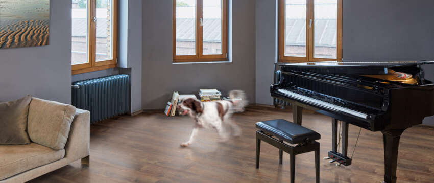 Donkere-PVC-planken-vloer-piano-muziek-kamer