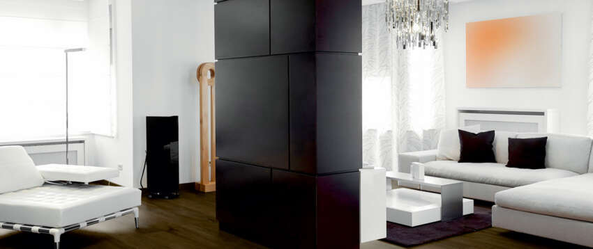 Donkere-PVC-stroken-vloer-wit-interieur-XL-plank
