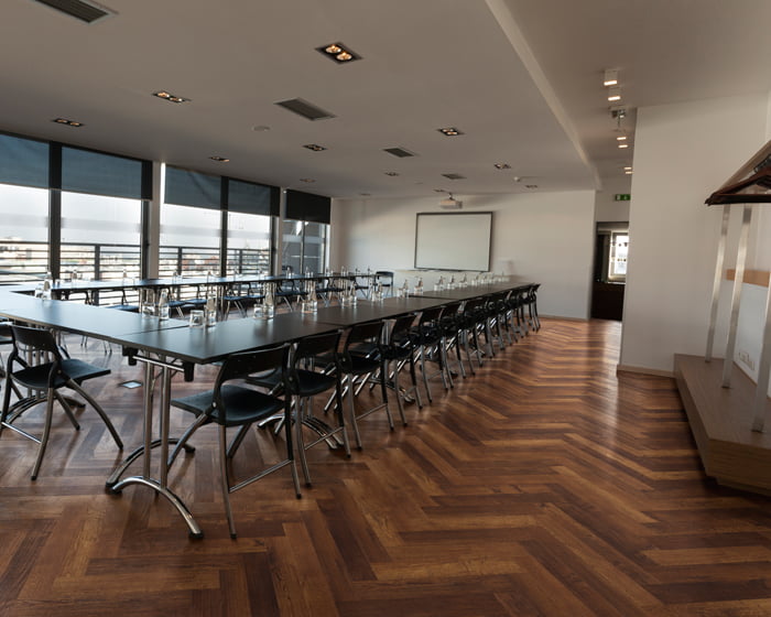Donkere-PVC-visgraat-vloer-luxe-kantoor-project Donkere-PVC-visgraat-vloer-luxe-kantoor-project