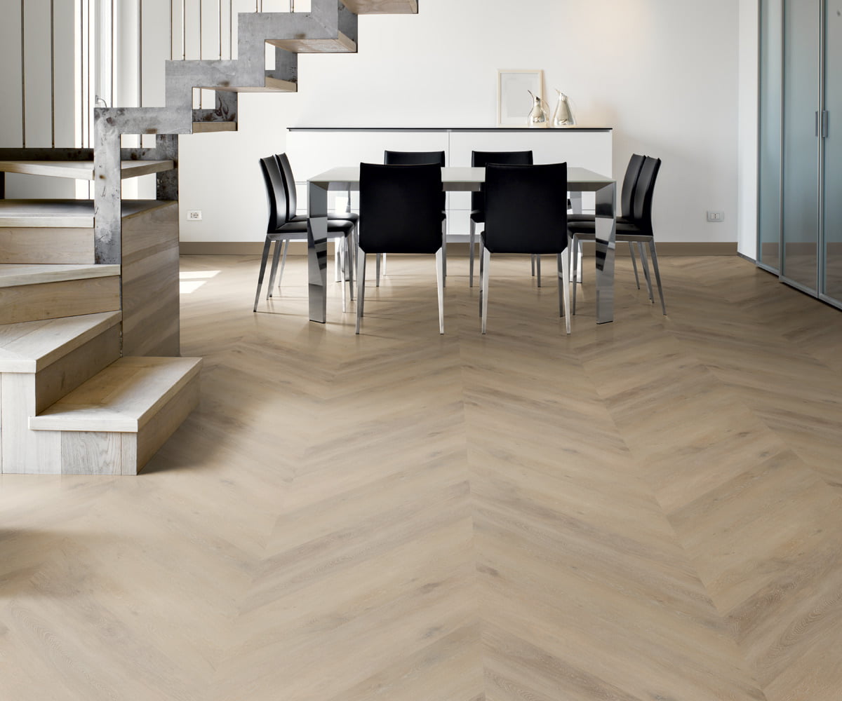 PVC-Hongaarse-punt-vloer-chevron-woonkamer-stalen-trap-modern