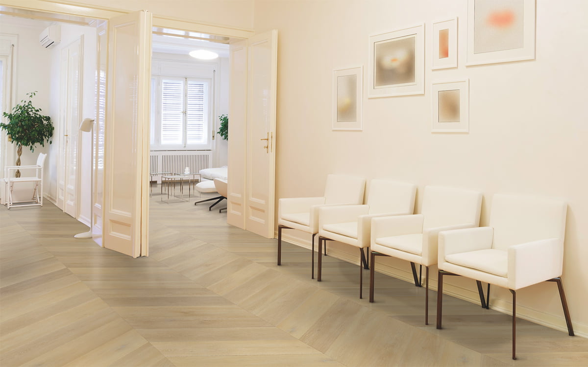 PVC-Hongaarse-punt-wachtkamer-natuurlijke-look-eiken