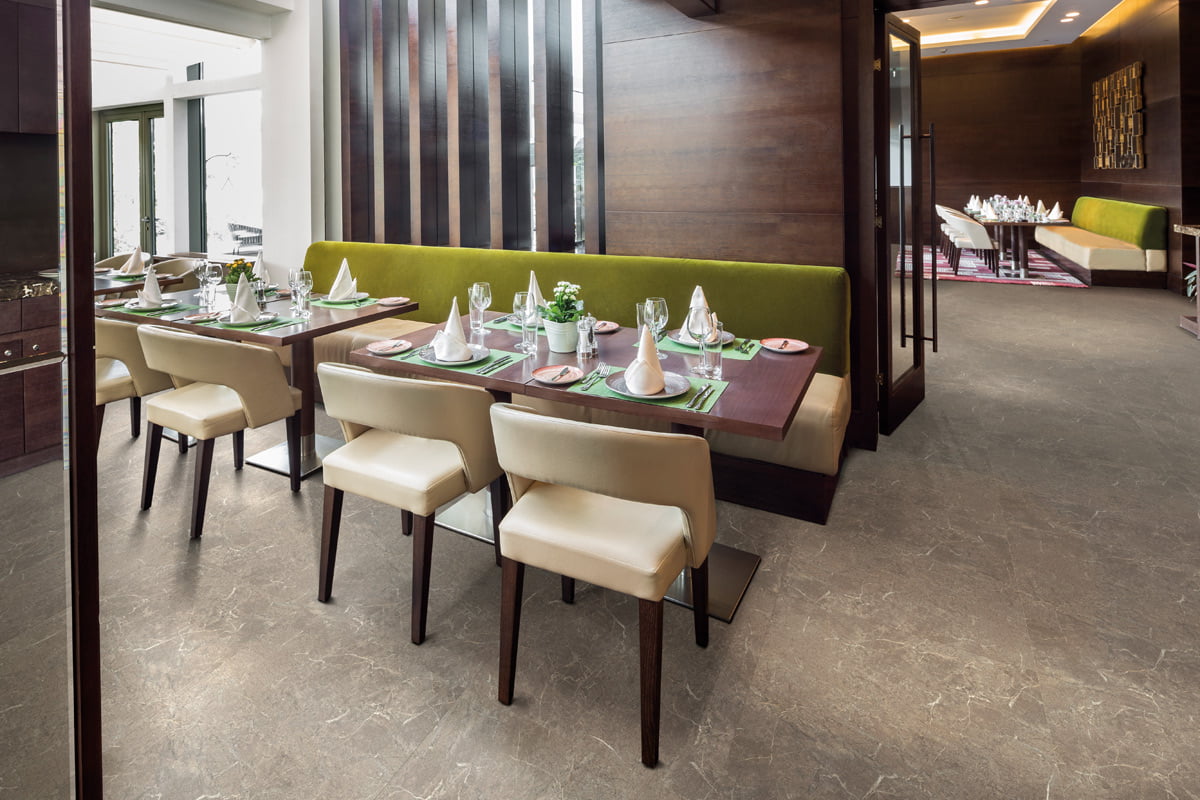 PVC-marmer-vloer-tegels-grijs-restaurant PVC-marmer-vloer-tegels-grijs-restaurant