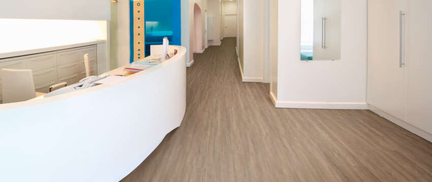 PVC-stroken-vloer-tandarts-praktijk-lange-stroken