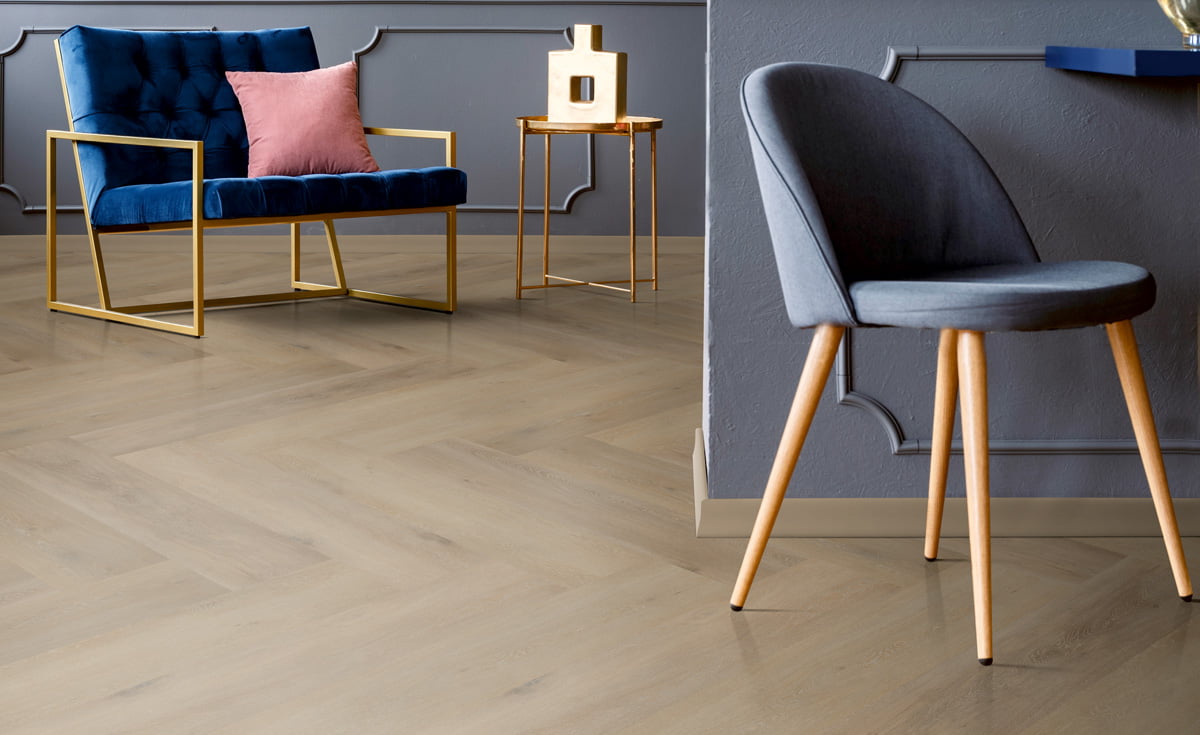 PVC-visgraat-vloer-klassiek-interieur-gouden-details PVC-visgraat-vloer-klassiek-interieur-gouden-details