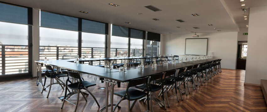 PVC-visgraat-vloer-luxe-meetingroom-donker-warm