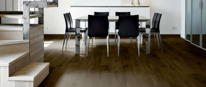 PVC-vloer-donkere-XL-planken-stalen-trap-woonkamer