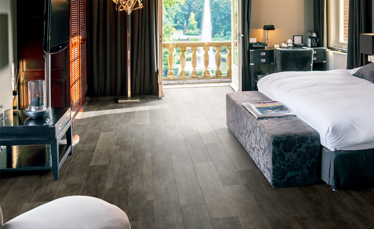 PVC-vloer-planken-luxe-slaapkamer-donker-eiken