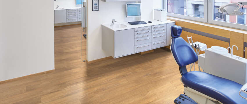 PVC-vloer-stroken-tandarts-praktijk-warme-kleur