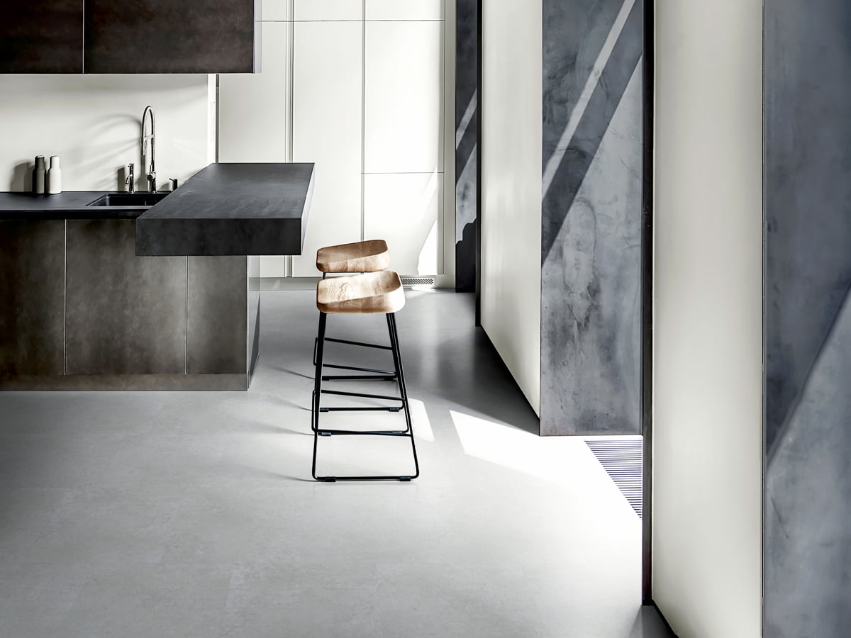 PVC-vloer-tegels-betonlook-industrieel-keuken PVC-vloer-tegels-betonlook-industrieel-keuken