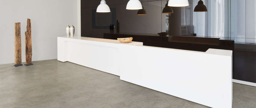 PVC-vloer-tegels-grijs-betonlook-luxe-keuken