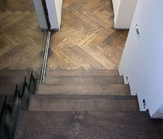 donker eiken trap zelfde kleur als visgraat vloer