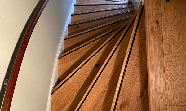 Eiken trapbekleding met anti-slip strip