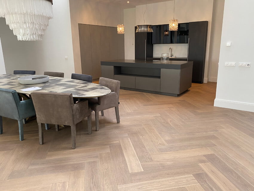 Eiken-visgraat-vloer-keuken Eiken visgraat vloer in antraciet beige keuken
