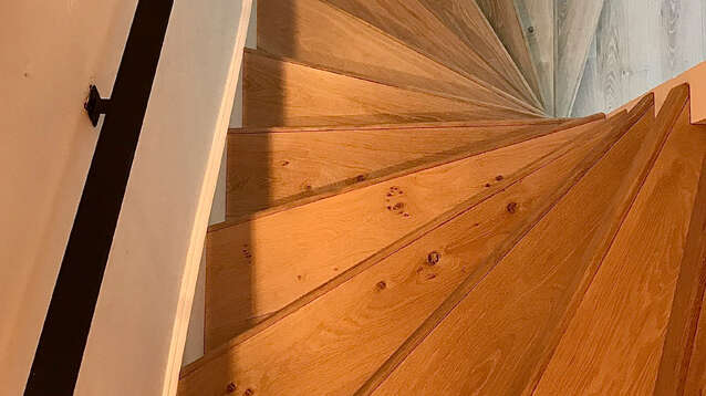 Licht eiken trapbekleding in Obdam