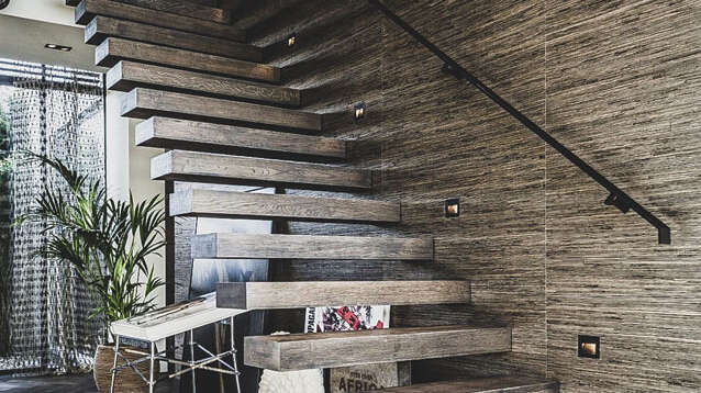Luxe trap met hout bekleed in luxe villa in Vinkeveense Plassen