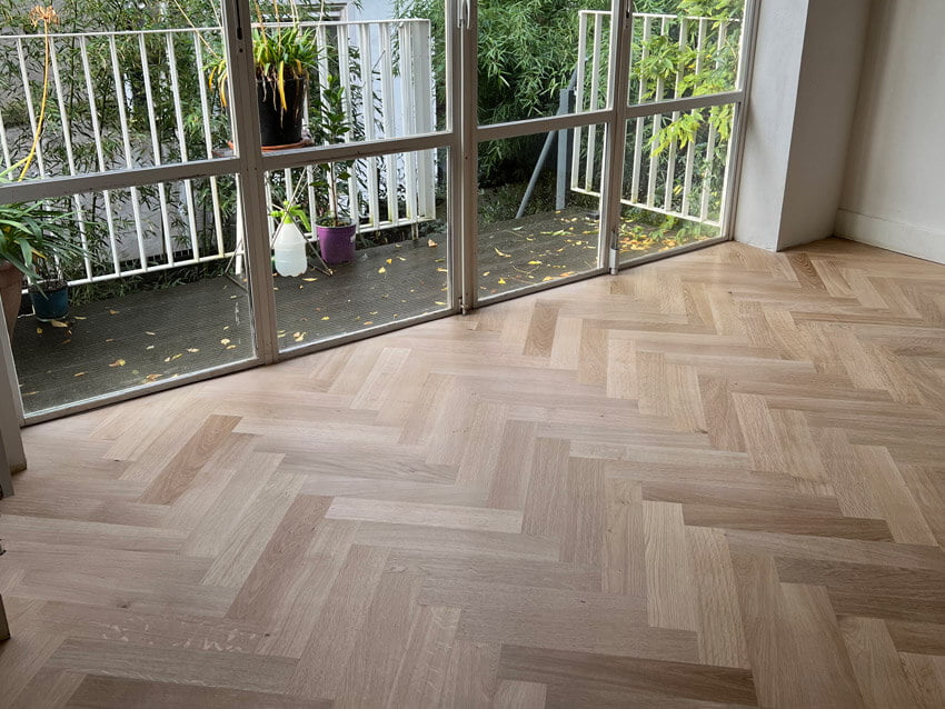 Strakke-visgraat-vloer-licht-eiken Strakke visgraat vloer eiken
