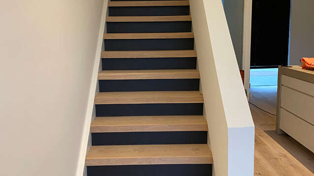 Trap renovatie met hout en zwarte stootborden