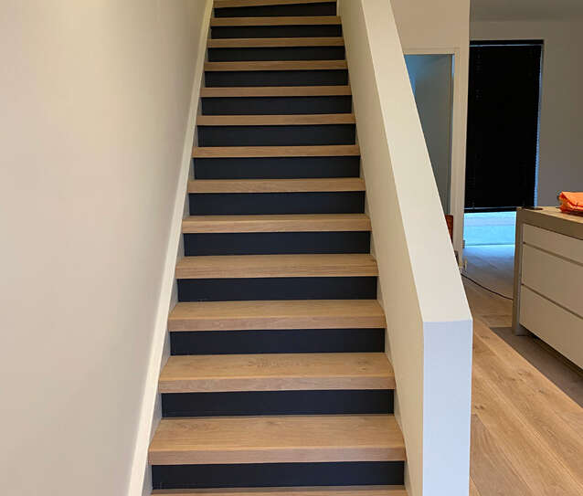 Trap renovatie met hout en zwarte stootborden
