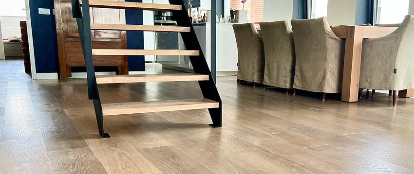 Houten vloer licht eiken in appartement Alkmaar