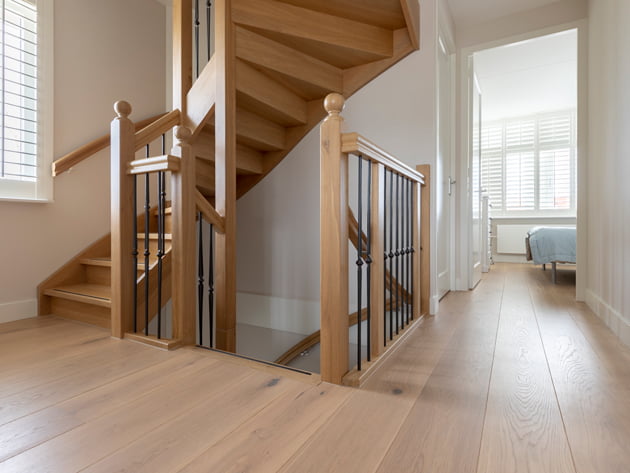 Nieuwe houten vloer in nieuwbouwhuis Heerhugowaard