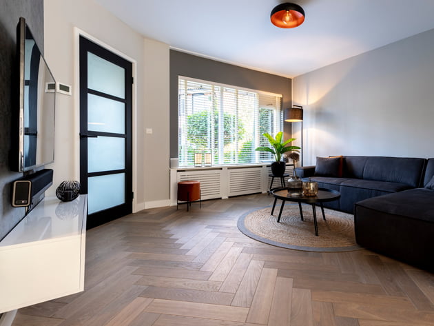 Nieuwe houten visgraat vloer in Heerhugowaard nieuwbouw